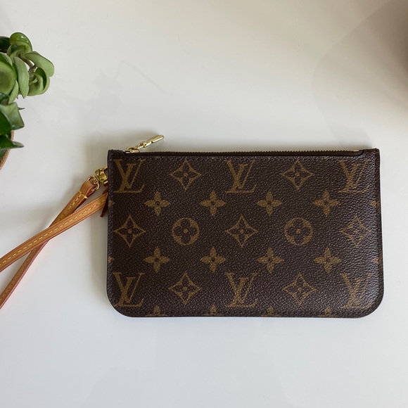 lv wrist pouch